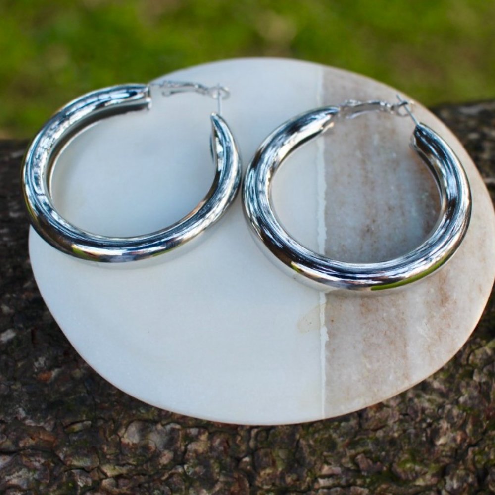New Large Chunky SILVER simple classic trend hoops - Picture 9 of 13